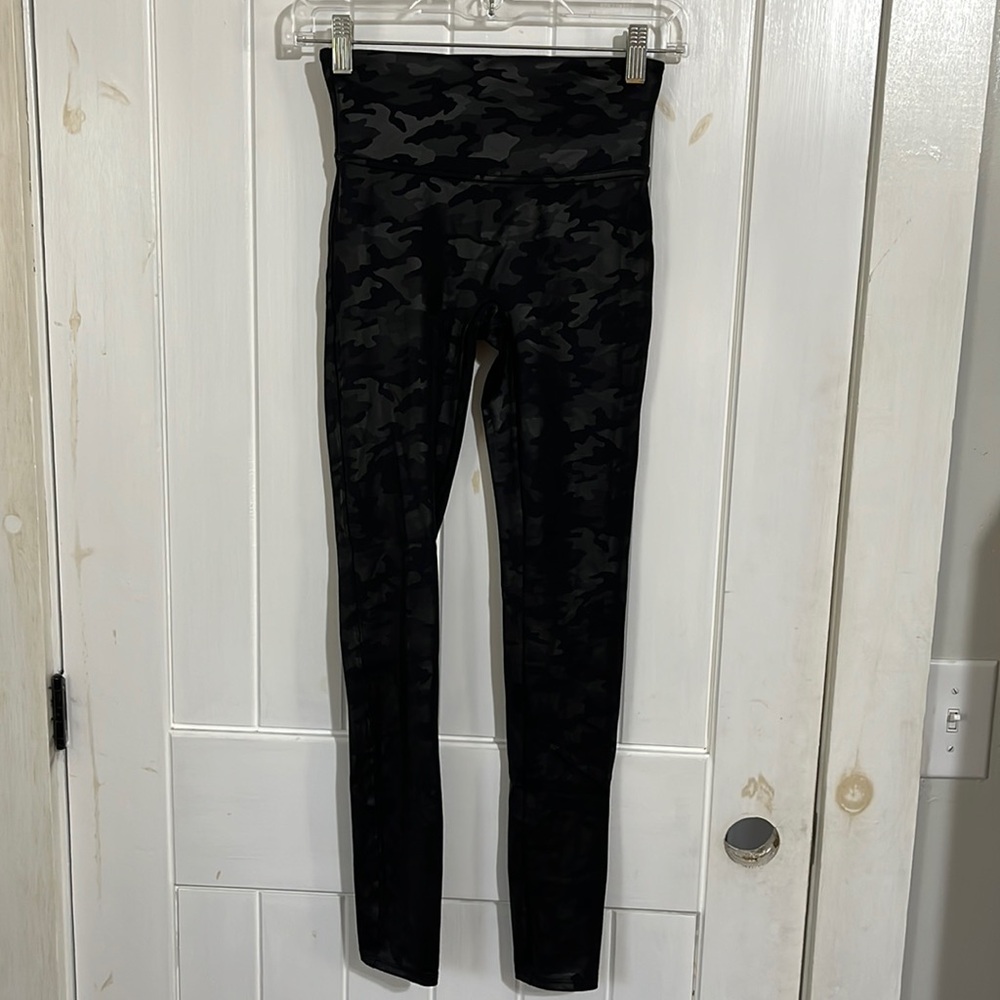 Spanx black camo leggings . Size small. Inseam 27”